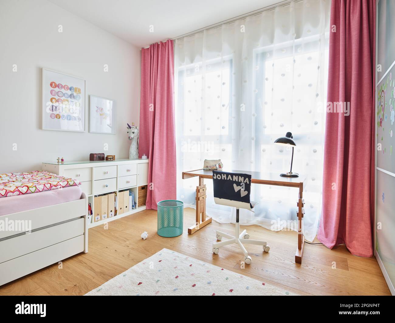 Leerer Arbeitsraum mit pinkfarbenen Vorhängen in der Wohnung Stockfoto