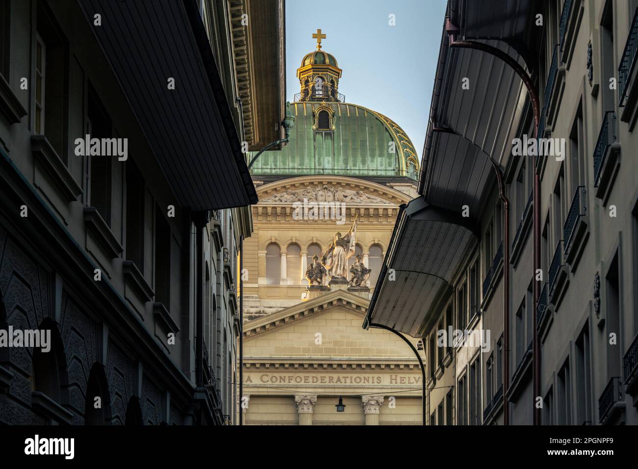 Schweiz, Kanton Bern, Bern, Fassade des Bundeshauses mit Häusern im Vordergrund Stockfoto