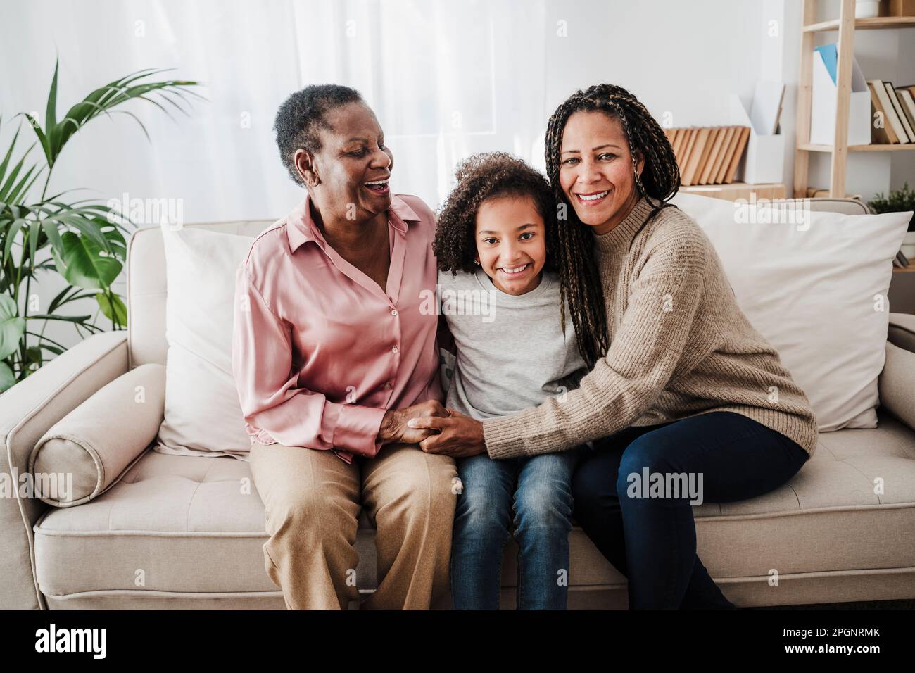 Glückliche Familie sitzt zu Hause auf sofa Stockfoto