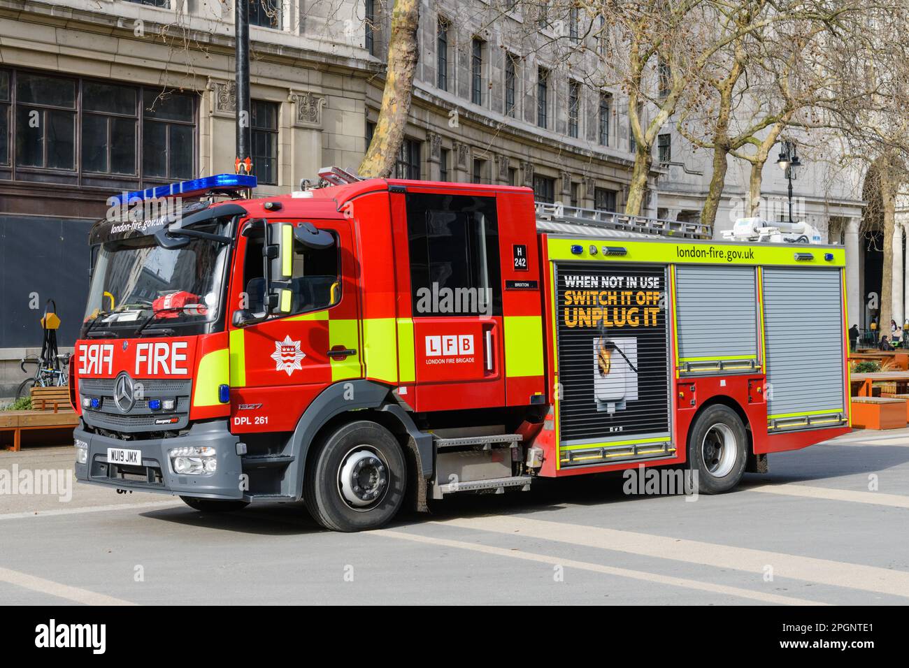 London, Großbritannien - 16. März 2023; London Fire Brigade Mercedez Benz Atego Pumpgerät DPL261 auf der Straße Stockfoto