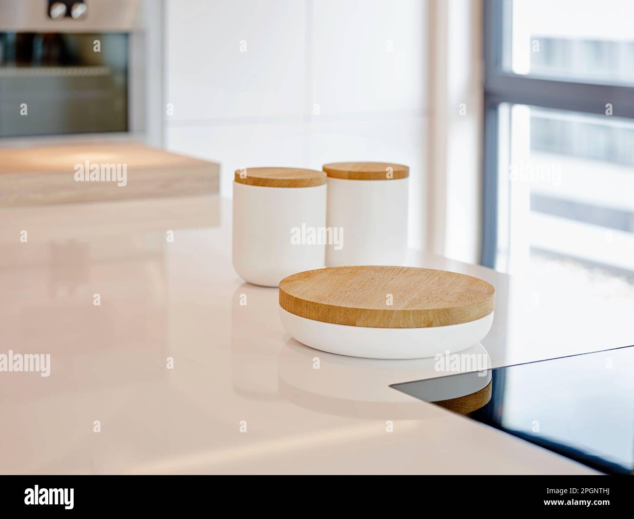 Salz- und Pfefferstreuer mit Box-Behälter auf Küchentisch Stockfoto