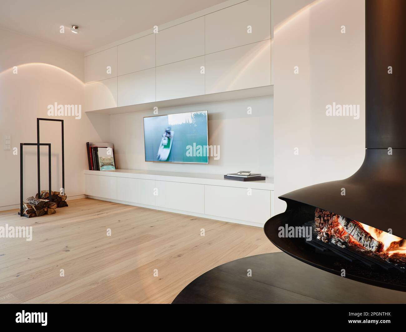 Inneneinrichtung des modernen Wohnzimmers mit Fernseher und Kamin zu Hause Stockfoto