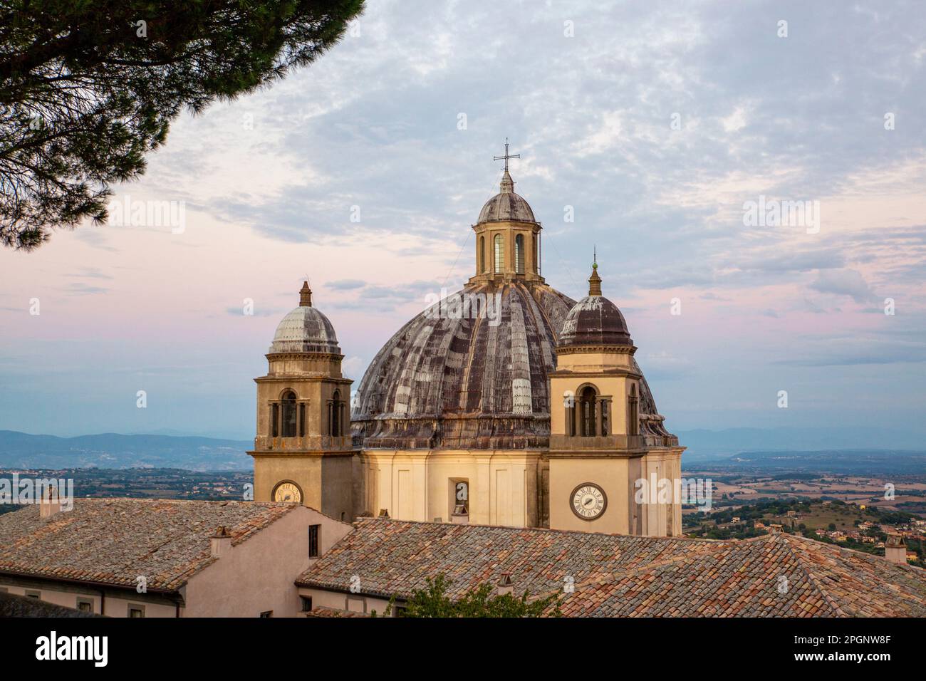Architektonische Kuppel der Basilika di Santa Margherita unter bewölktem Himmel Stockfoto