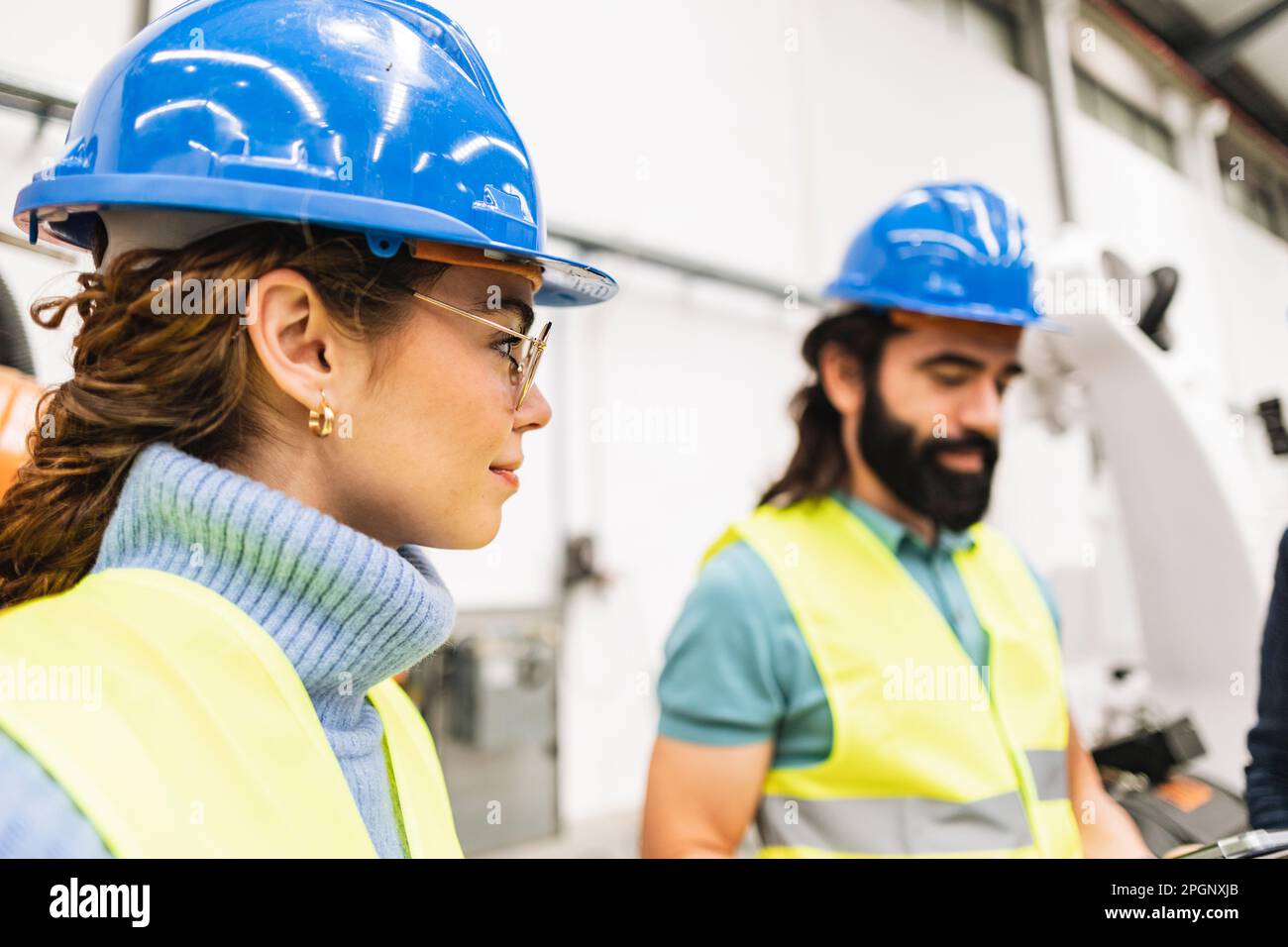 Ingenieure tragen Arbeitsschutzkleidung im Werk Stockfoto