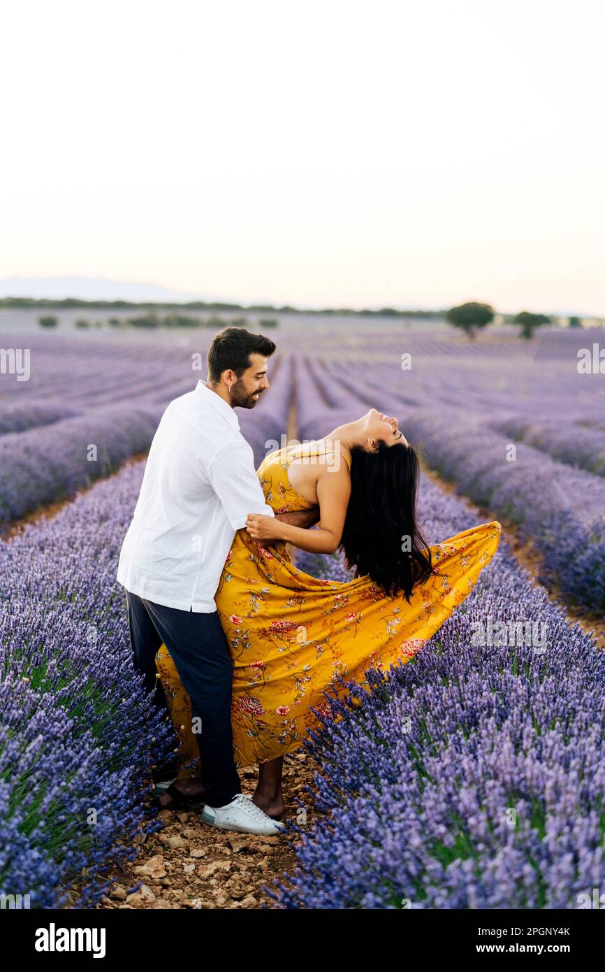Ein romantisches Paar, das im Lavendelfeld steht Stockfoto