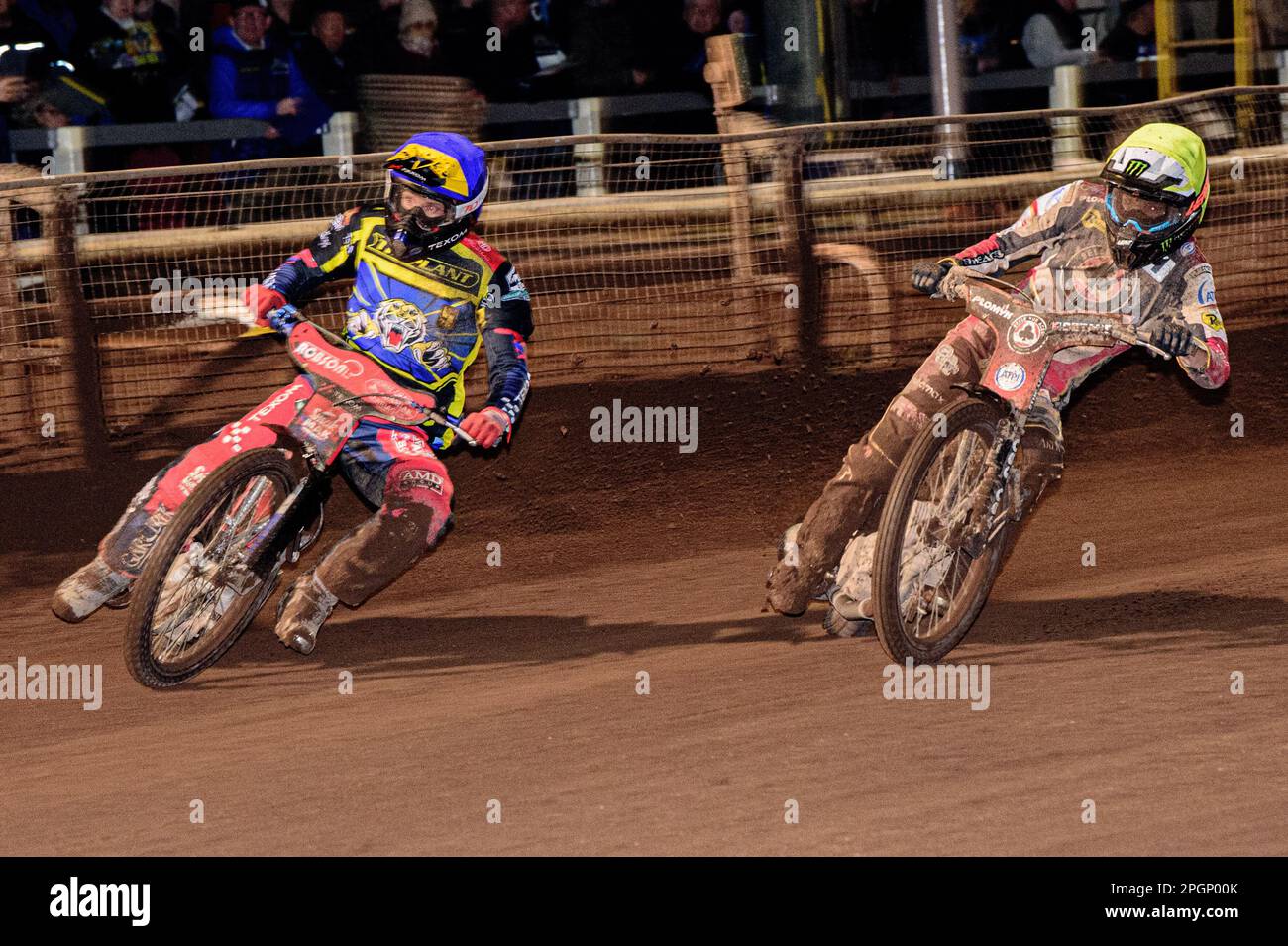 Tobiasz Musielak (Blau) führt Dan Bewley (Gelb) am Donnerstag, den 23. März 2023, beim Treffen Sheffield Tigers vs Belle Vue Aces im SGP Premiership im Owlerton Stadium in Sheffield an. (Foto: Ian Charles | MI News) Guthaben: MI News & Sport /Alamy Live News Stockfoto