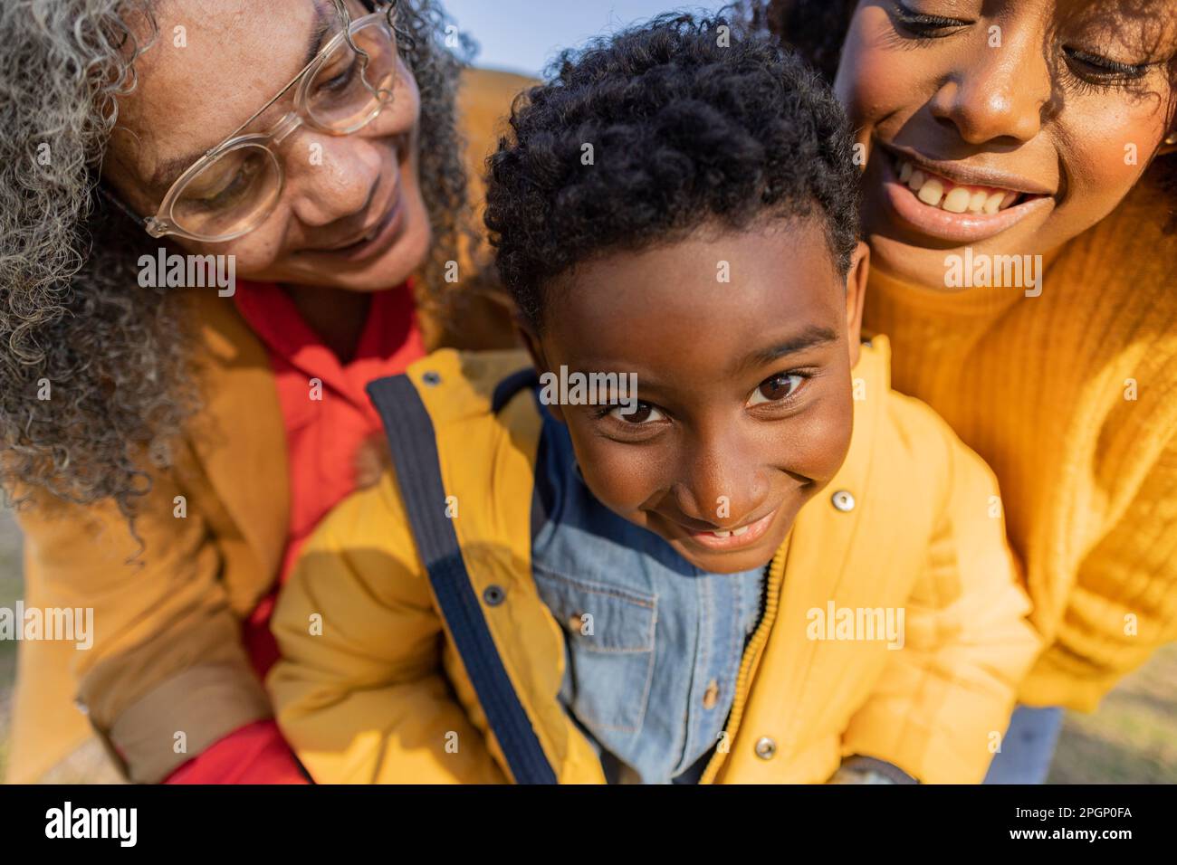 Eine glückliche Familie, die im Park zusammensteht Stockfoto