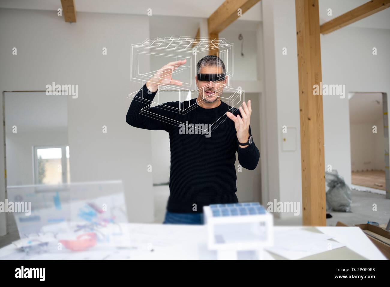 Architekt untersucht Modellhaus auf der Baustelle Stockfoto