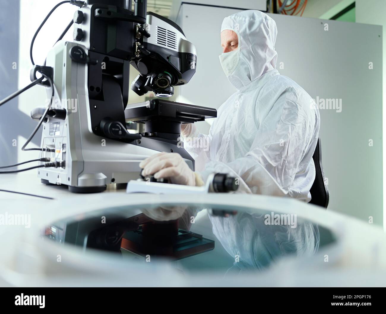 Wissenschaftler mit Mikroskop im Labor Stockfoto