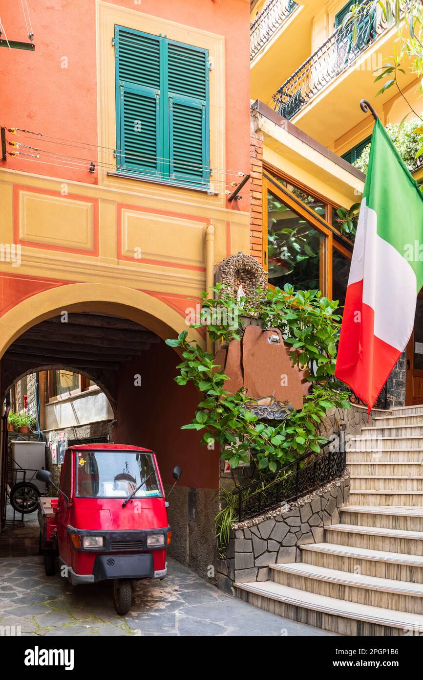 Italien, Ligurien, Monterosso al Mare, Piaggio-Affen, die durch eine Bogengasse reiten Stockfoto
