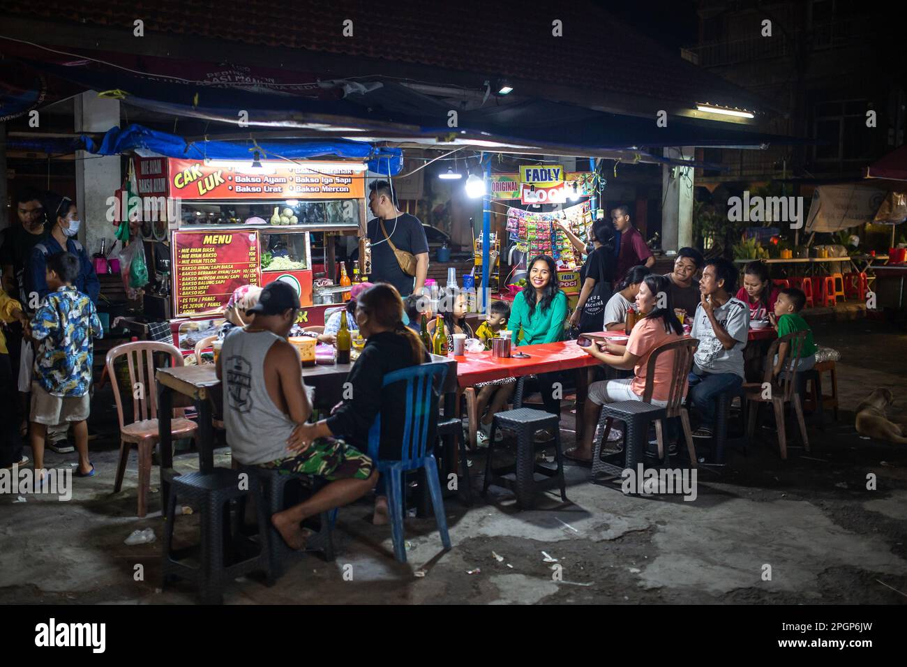 Denpasar, Bali, Indonesien - 23. März 2023: Bewohner des Pasar Kumbasari, traditioneller Markt in Denpasar, Bali, Indonesien. Stockfoto