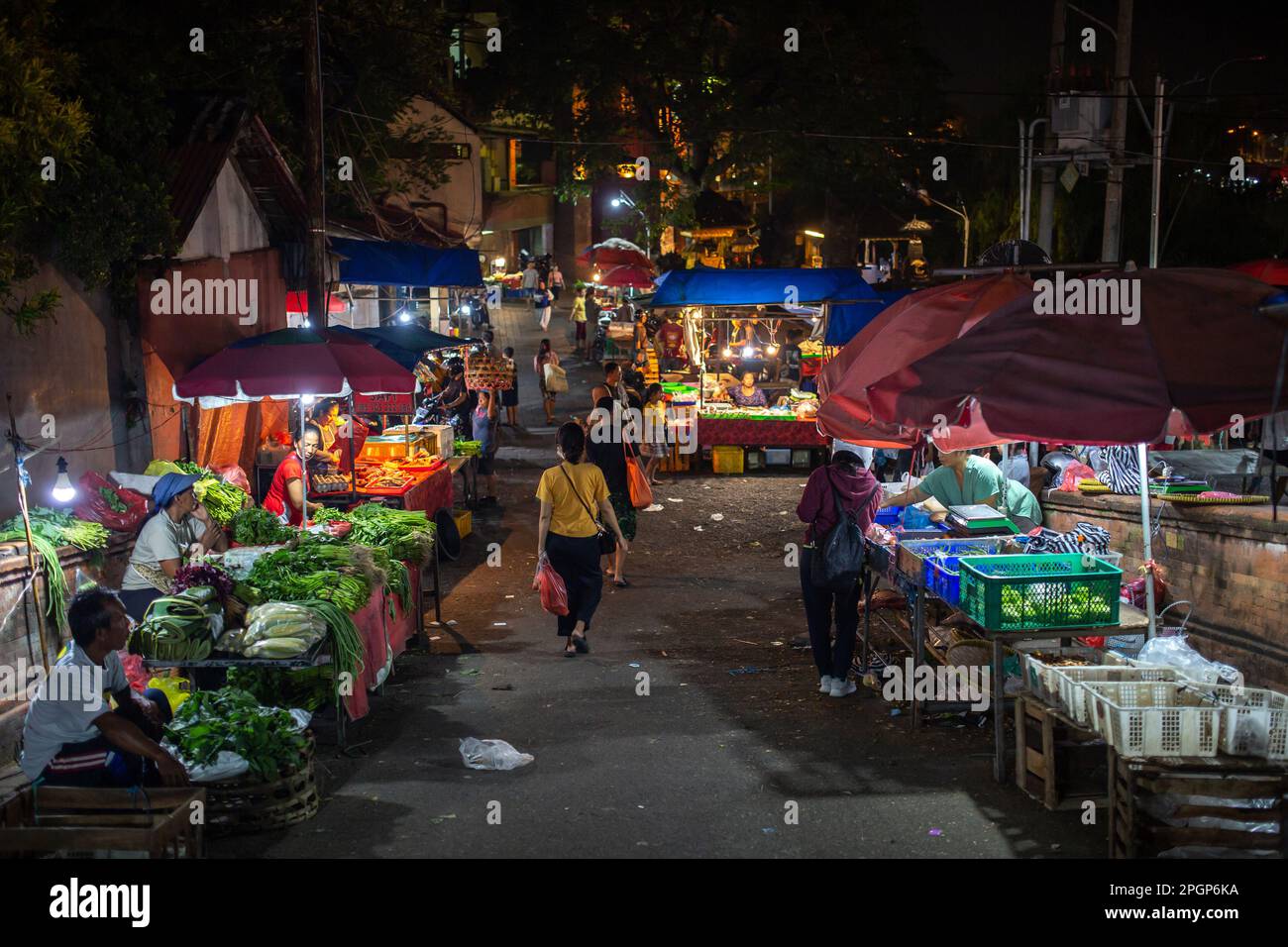 Denpasar, Bali, Indonesien - 23. März 2023: Bewohner des Pasar Kumbasari, traditioneller Markt in Denpasar, Bali, Indonesien. Stockfoto