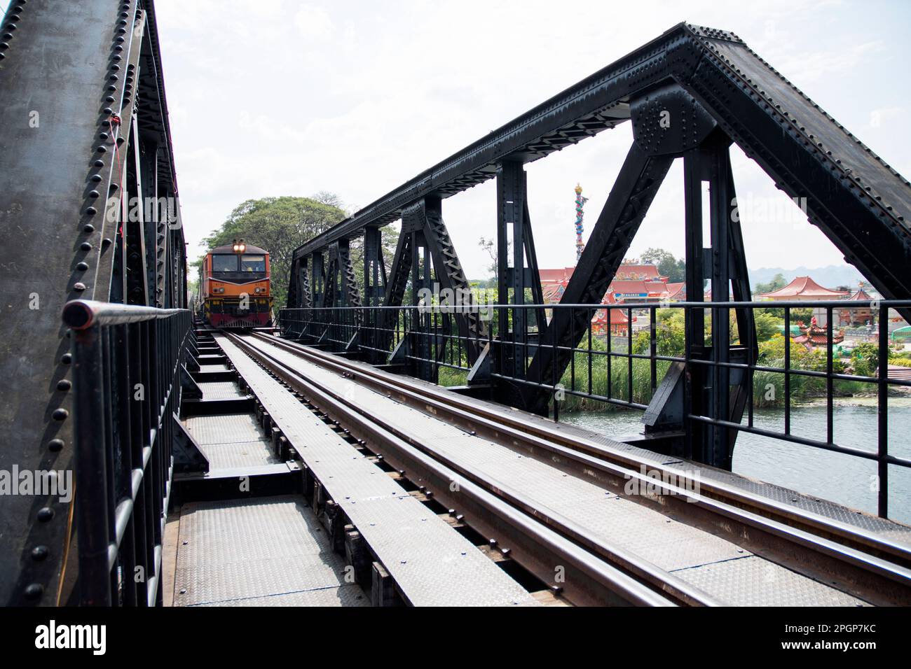 Der Personenzug fährt durch die Kwai-Brücke oder die Death Railway Bridge in Kanchanaburi, Thailand. Es war Teil des Eisenbahnbauwerks mit der Meter-Spurweite Stockfoto
