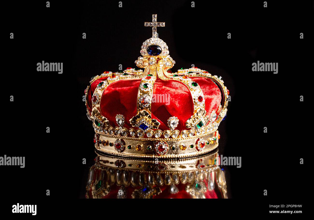 Die königliche Krönungskrone, isoliert auf schwarzem Hintergrund Stockfoto