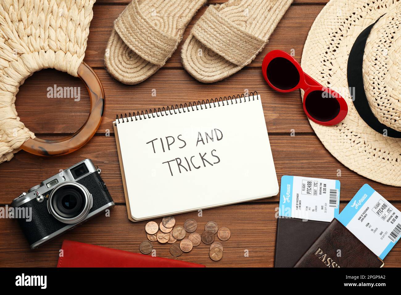 Flache Liegekomposition mit Notizbuch auf Holztisch. Tipps und Tricks Stockfoto