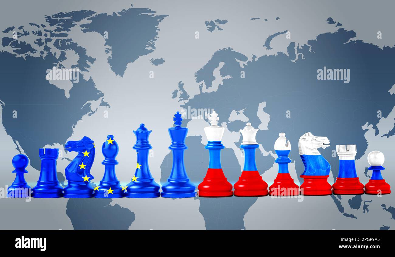 Schachfiguren in Farbe der russischen und der EU-Flaggen gegen die Weltkarte Stockfoto Schachfiguren in Farbe der russischen und der EU-Flaggen gegen die Weltkarte Stockfoto