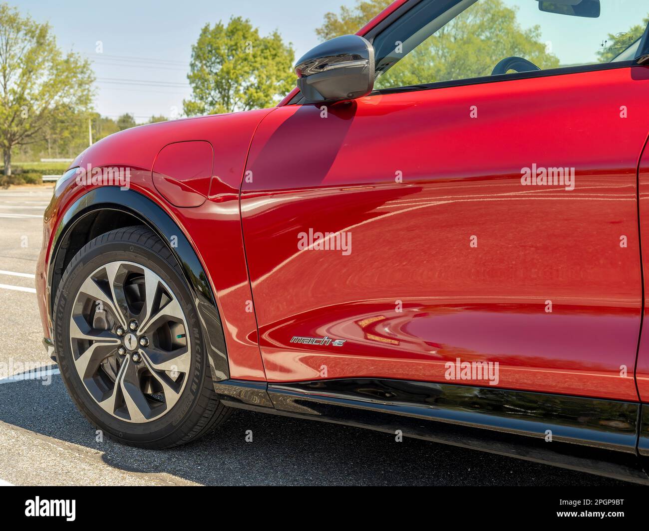 Electric Ford Mustang Mach E vollelektrisches Auto, rot, als nachhaltiges umweltfreundliches Auto oder Fahrzeug in Alabama, USA. Stockfoto
