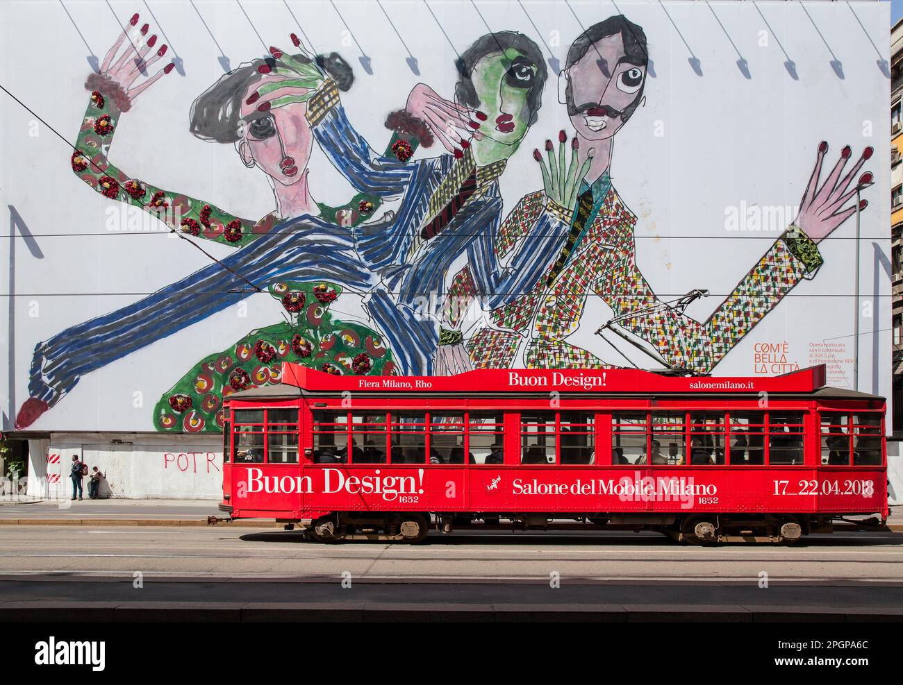 MAILAND, ITALIEN - APRIL 2018: Eine rote Straßenbahn, Symbol der Stadt, die durch die Straßen fährt und die Design Week anpreist, schrieb Salone del Mobile. Stockfoto