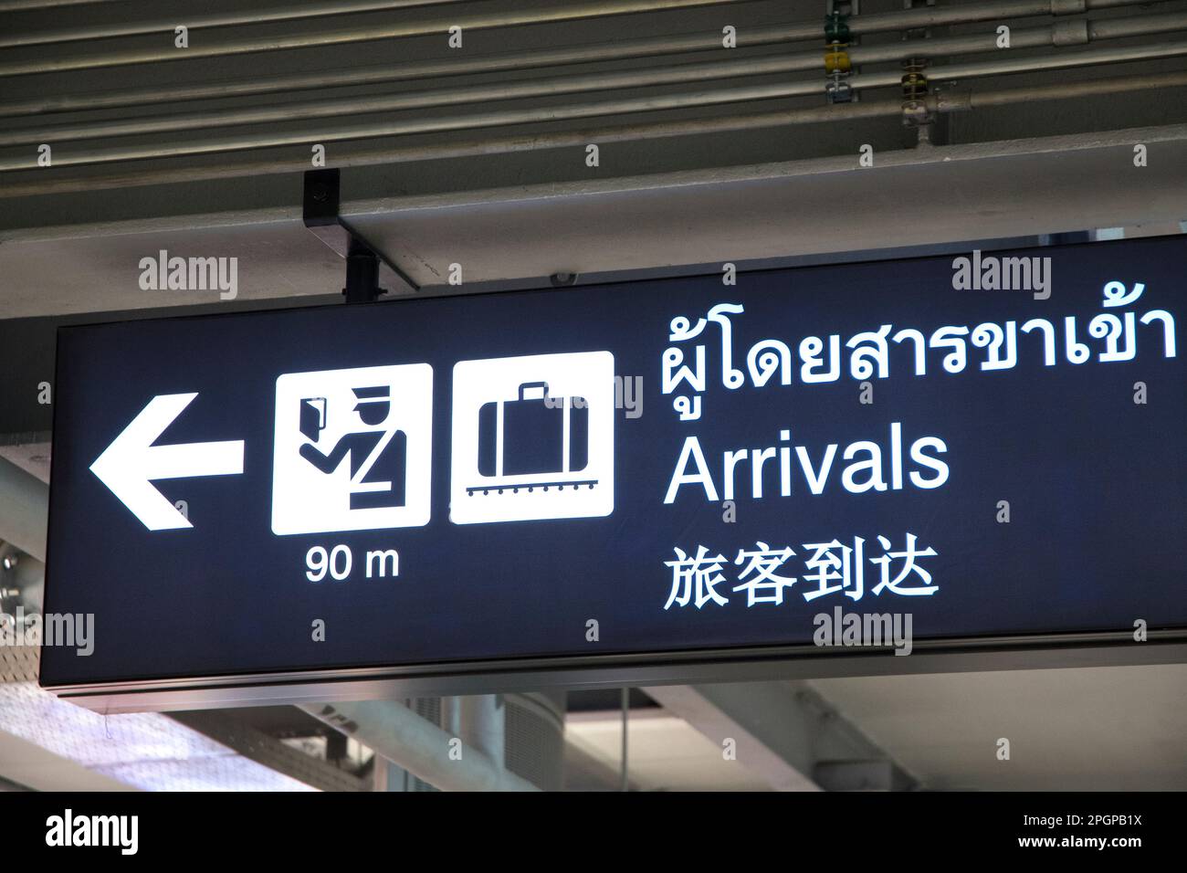 Flughafenankunftsschild in Suvarnabhumi Flughafen Bangkok mit chinesischer, englischer und thailändischer Sprache. Stockfoto