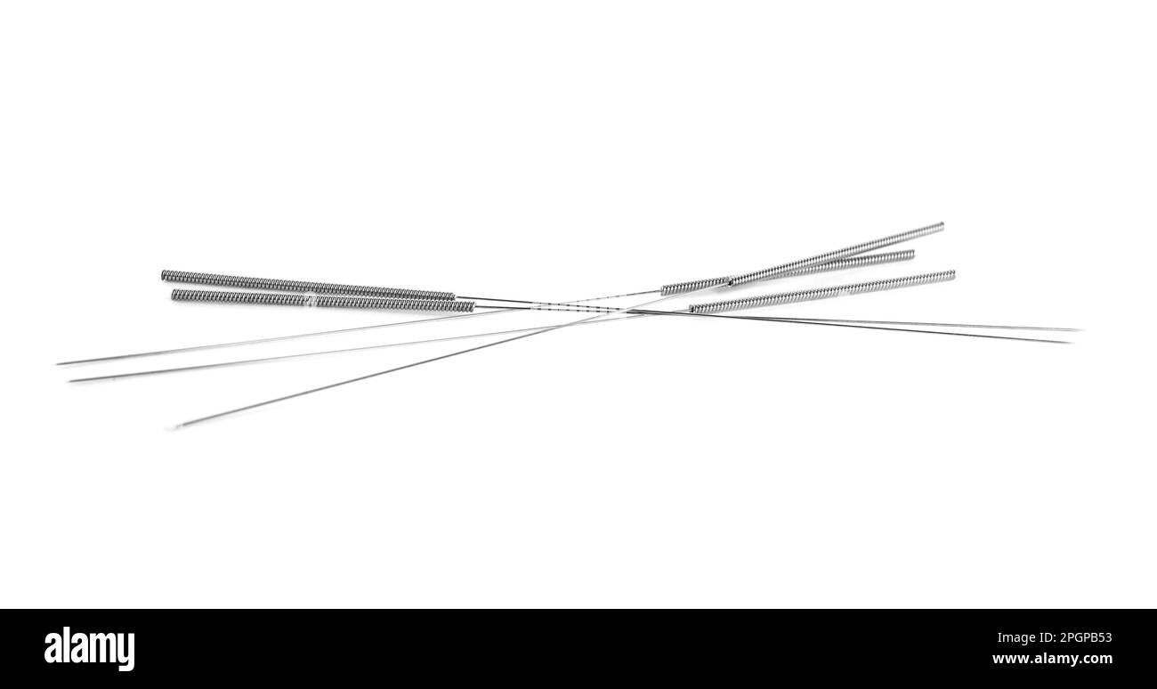 Viele Nadeln für Akupunktur auf weißem Hintergrund Stockfoto