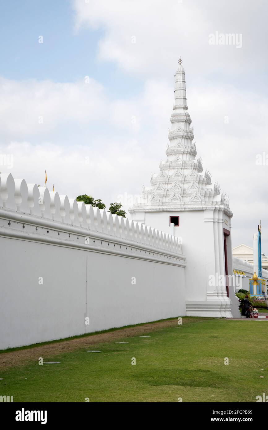 Eine weiße Pagode am Tor des Sak Chaisit vom Großen Palast, Bangkok Stockfoto