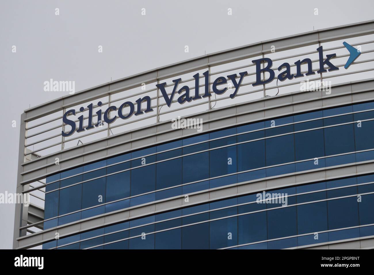 Tempe, Arizona - März 12 2023: Silicon Valley Bank (SVB) hat ein Büro in Phoenix in der Stadt Tempe am Rio Salado Parkway. Stockfoto