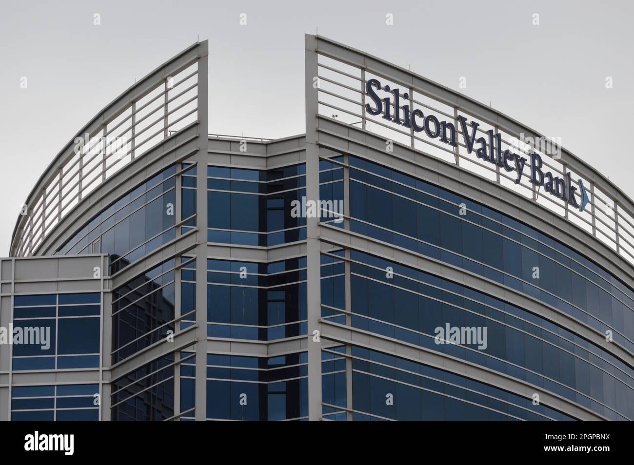 Tempe, Arizona - März 12 2023: Silicon Valley Bank (SVB) hat ein Büro in Phoenix in der Stadt Tempe am Rio Salado Parkway. Stockfoto