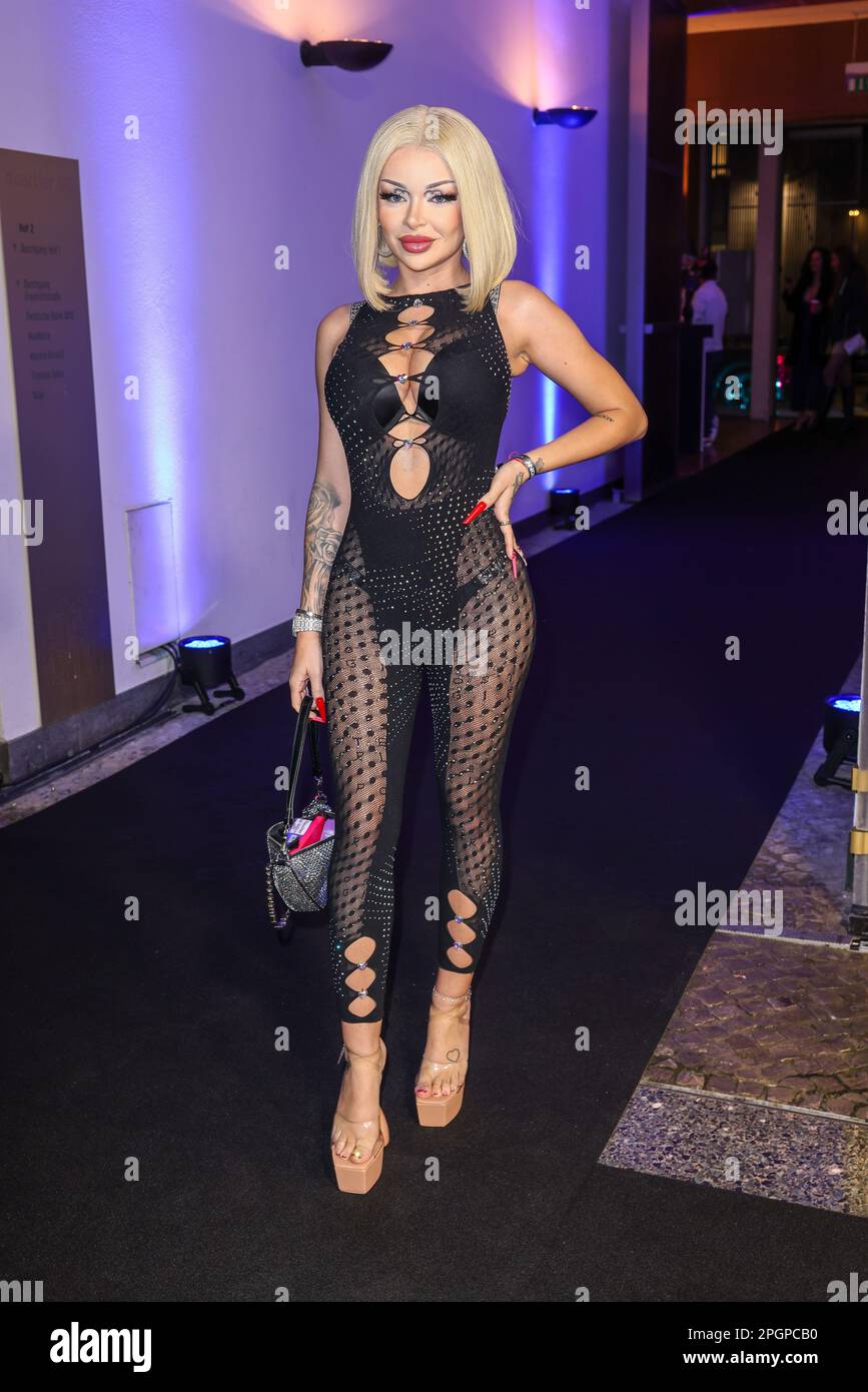 Berlin, Deutschland. 23. März 2023. Katja Krasavice kommt mit ihrem neuen Album 'Something in between at Ayoka zur Party der Sängerin Leony. Kredit: Gerald Matzka/dpa/Alamy Live News Stockfoto