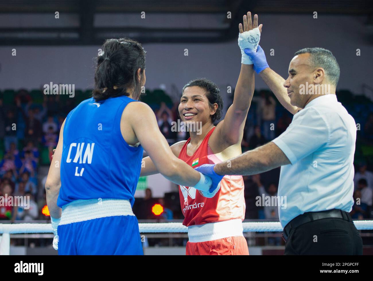 Neu-Delhi, Indien. 23. März 2023. Lovlina Borgohain (C) aus Indien wird am 70 23. März 75kg 2023 im Halbfinalspiel der IBA World Women's Boxing Championships 2023 in New Delhi, Indien, zum Sieger gegen Li Qian aus China erklärt. Kredit: Javed Dar/Xinhua/Alamy Live News Stockfoto