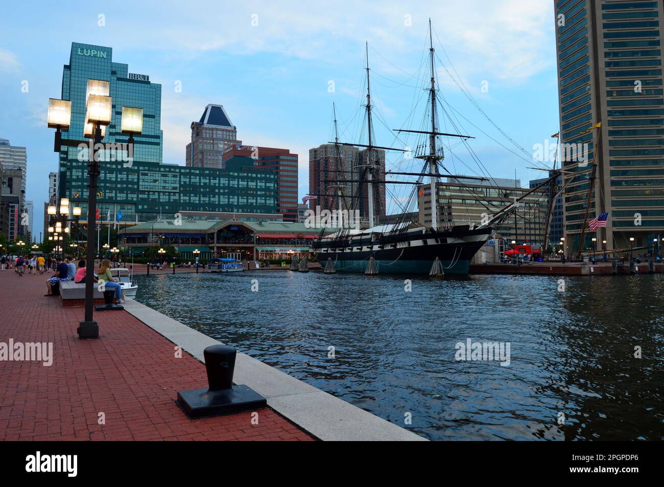 Die USS Constellation, eine Schlacht des Krieges, liegt im Inner Harbor in Baltimore, Maryland, vor Anker Stockfoto