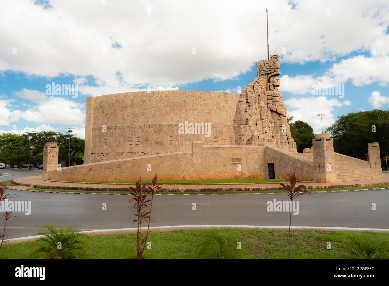 Seitenansicht des berühmten Monumento a la Patria (Vaterland-Denkmal) am Paseo Montejo. Merida, Yucatan, Mexiko. Stockfoto