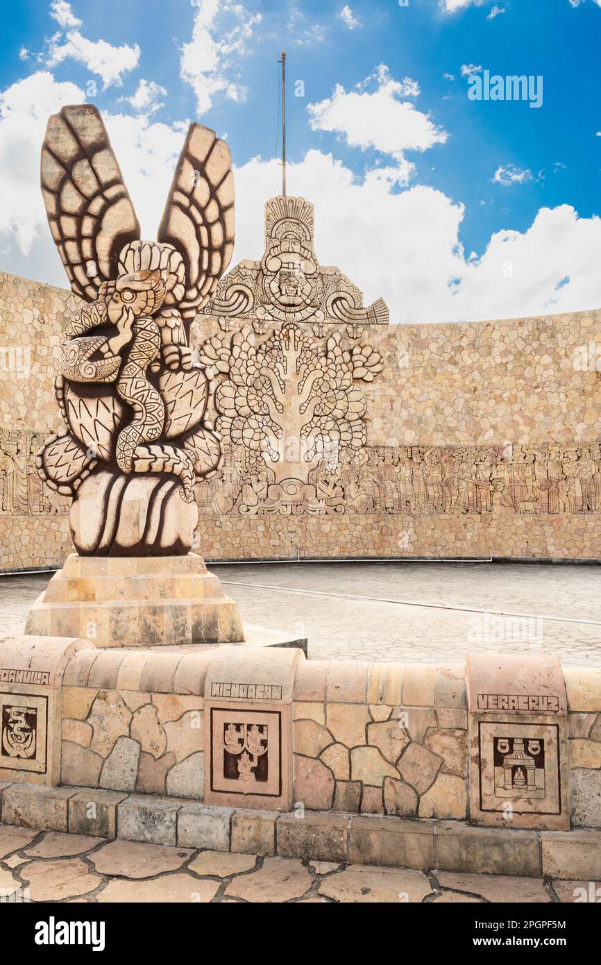 Auf der Rückseite des berühmten Monumento a la Patria (Monument für das Vaterland), das sich auf dem Paseo de Montejo befindet und einen Adler zeigt, der eine Schlange auf einem Kaktus verschlingt und Stockfoto