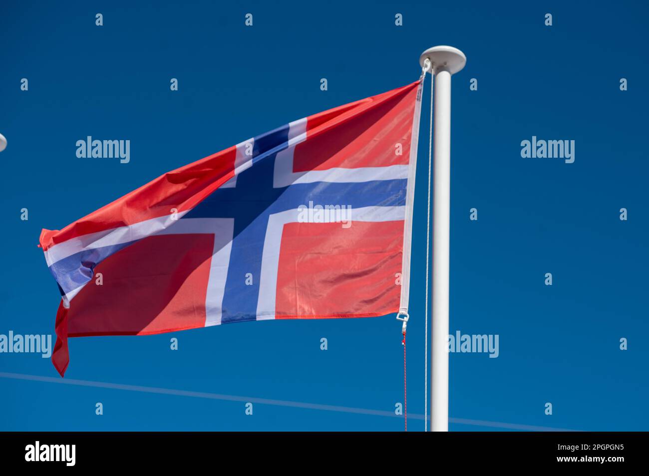 Mit der Flagge Norwegens an einem sonnigen Tag. Stockfoto