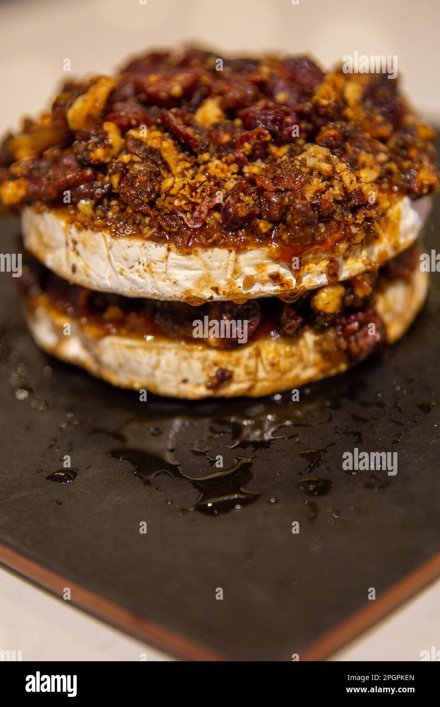 Gebackener Brie mit Nüssen und Honig Stockfoto