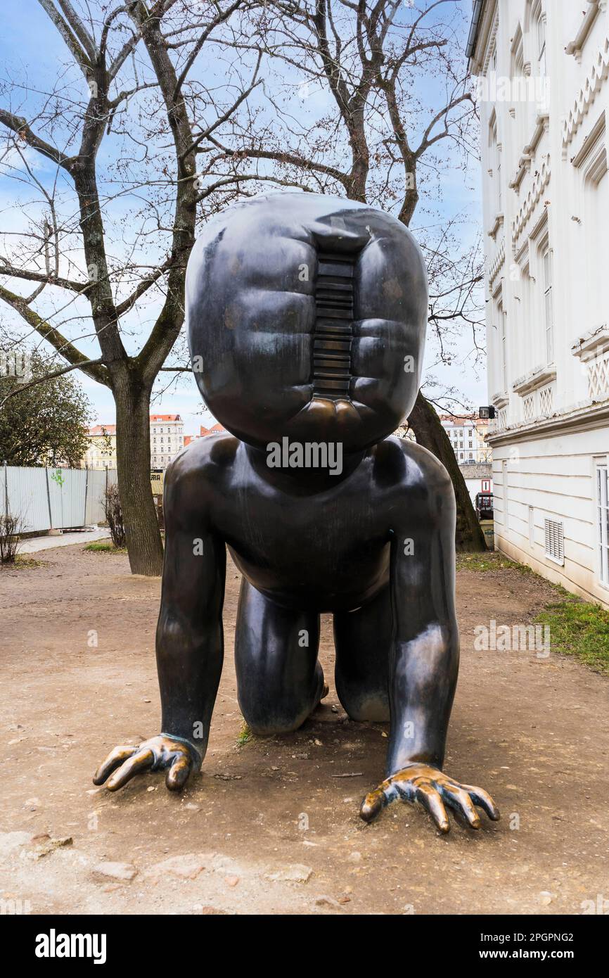 Prag, Tschechische Republik, 23. Februar 2023: Berühmte Skulptur Crawling Babies von David Cerny im Freien im Kampa Park Museum Stockfoto