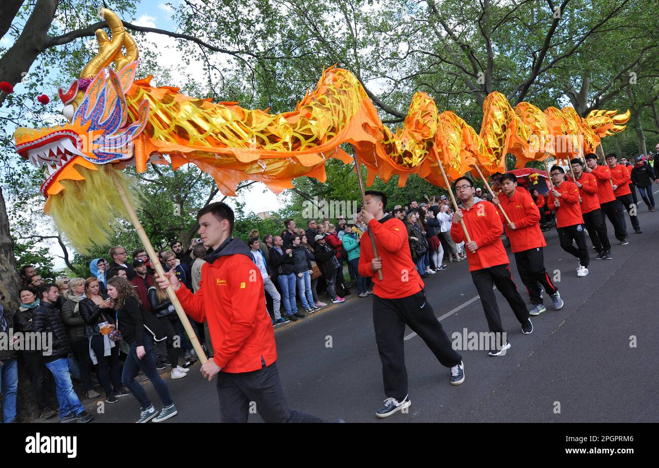 Dragon, China trifft Berlin, Karneval der Kulturen, Kreuzberg, Berlin, Deutschland Stockfoto
