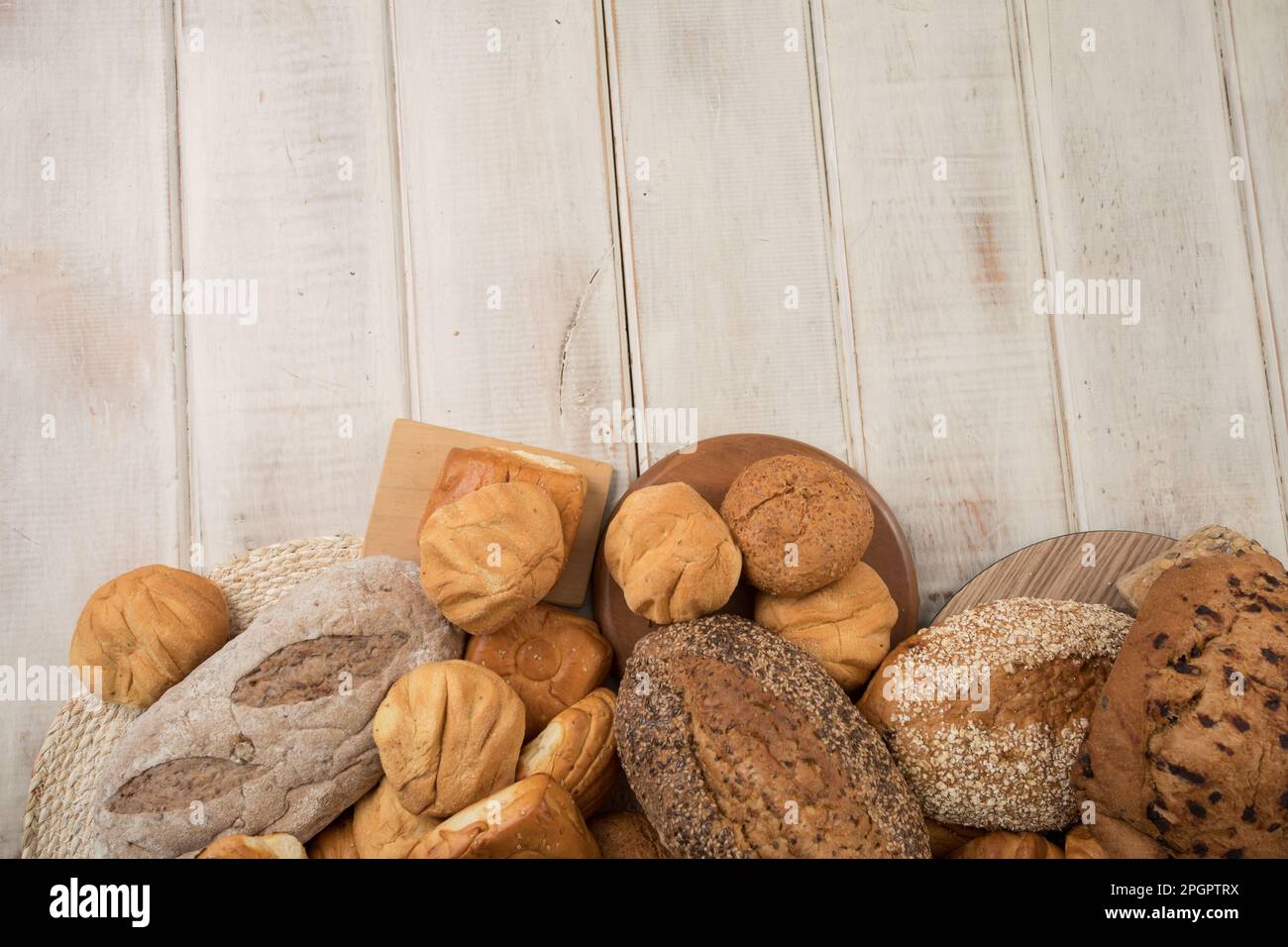 Verschiedene Brotsorten auf einem weißen Holztisch Stockfoto