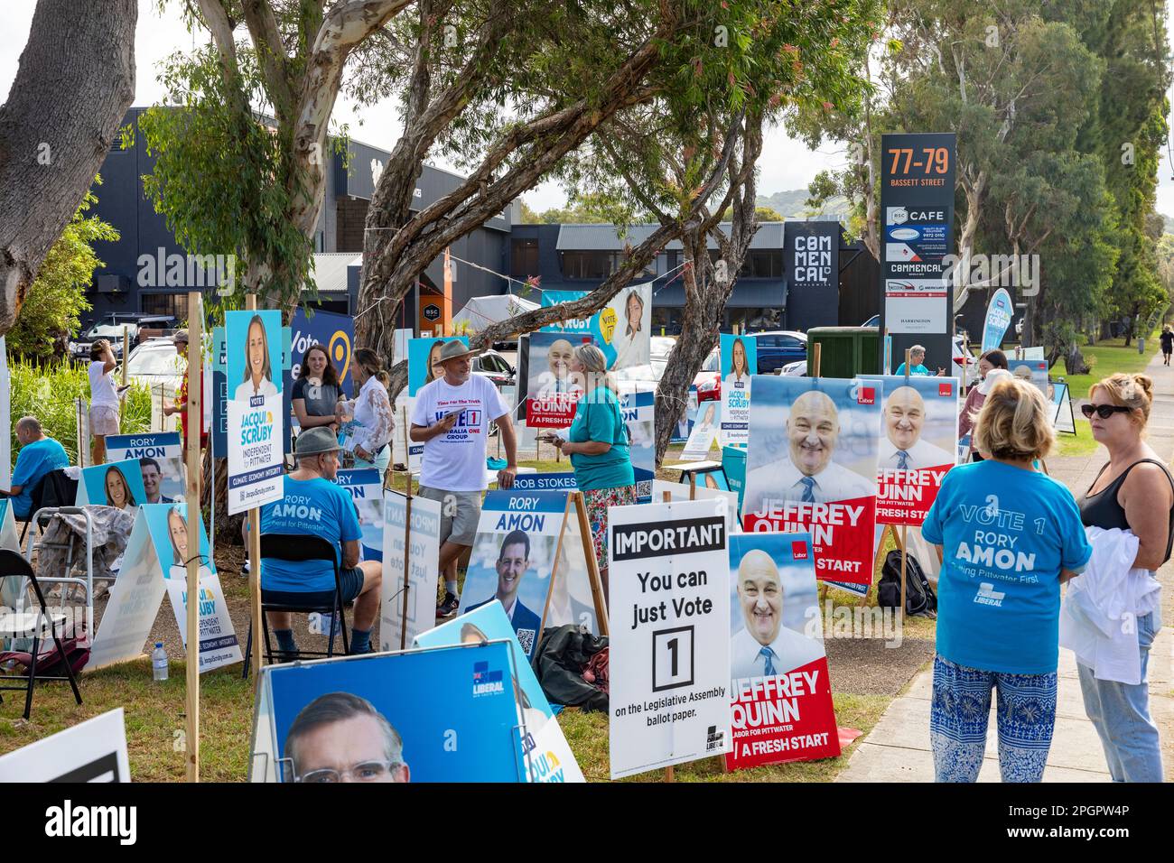 Freitag, 24. März 2023, Wahlkabine Mona Vale auf dem Sitz von Pittwater für die frühzeitige Abstimmung vor der NSW-Staatswahl 2023 am 25. März 2023 geöffnet, Pittwater wird von der Liberalen Partei gehalten, aber es wird erwartet, dass es zwischen Rory Amon, der liberalen Kandidatin, und Jacqui Scruby, dem türkisfarbenen, unabhängigen Martin Berry @ alamy Live News, zu einem ernsthaften Streit kommen wird. Stockfoto