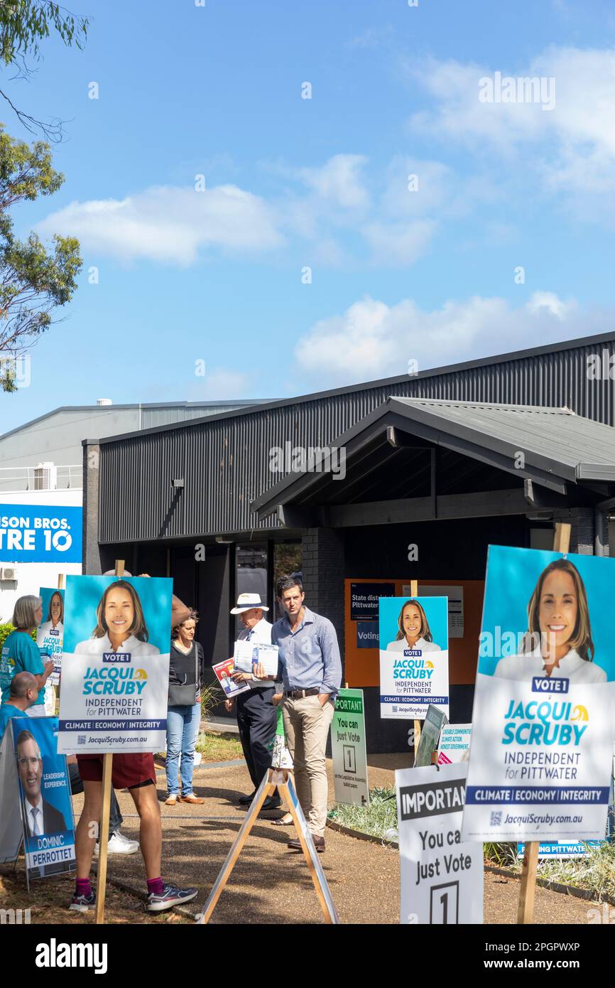 Rory Amon Liberale Kandidatin im Wahllokal in Mona Vale, wo die Wähler ihre Stimme auf dem Sitz von Sydney bei den Wahlen in Pittwater, Australien 2023 abgeben Stockfoto