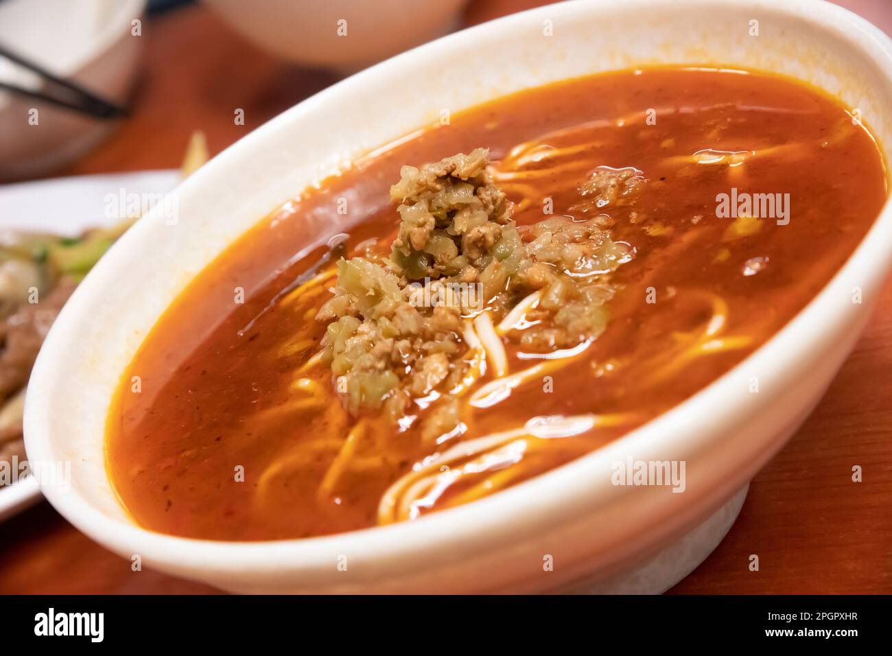 Chinesisches Restaurant, Sichuan Dan Dan scharfe Schweinehacksuppe Nudeln, Hongkong, China. Stockfoto