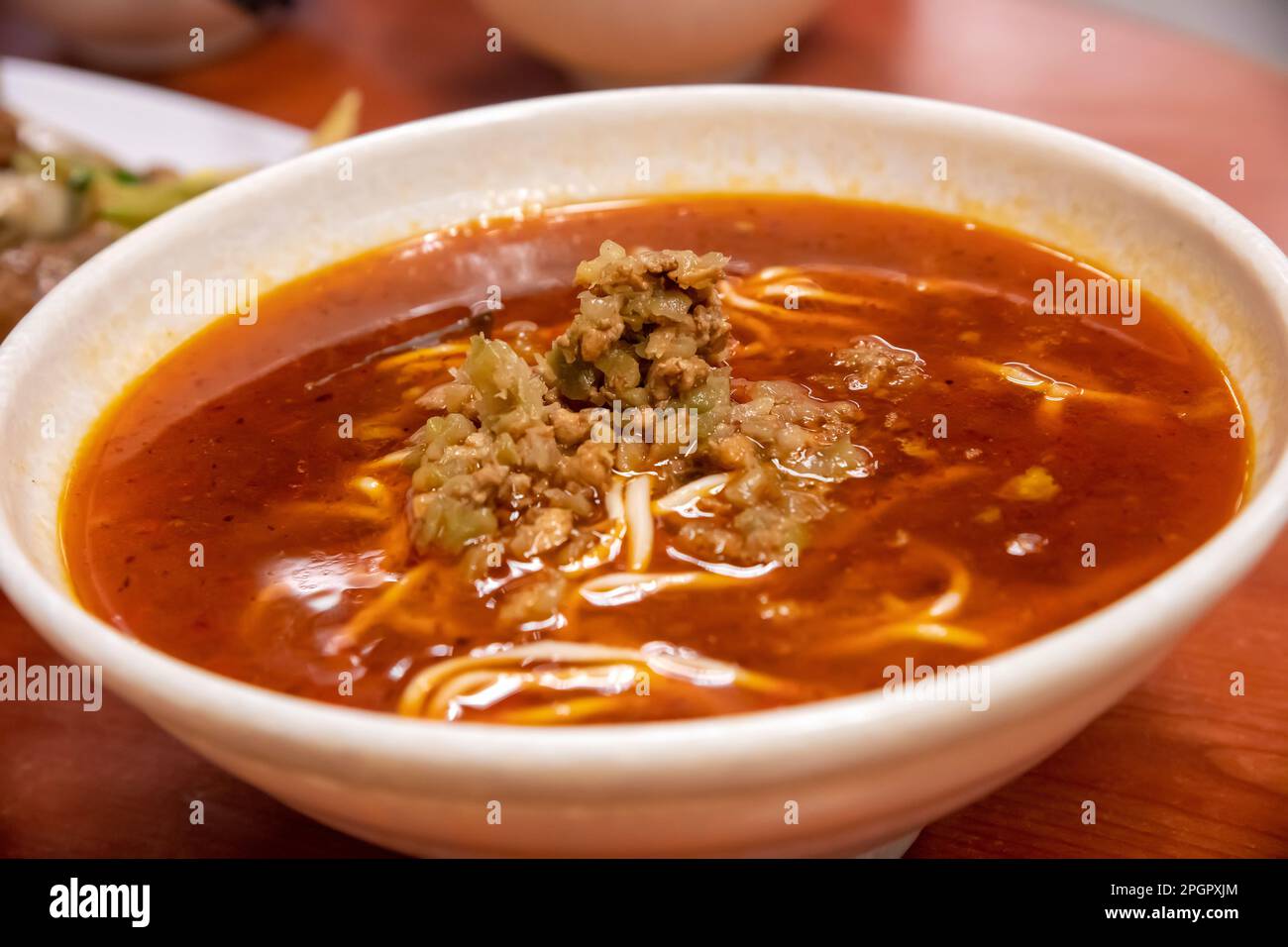 Chinesisches Restaurant, Sichuan Dan Dan scharfe Schweinehacksuppe Nudeln, Hongkong, China. Stockfoto