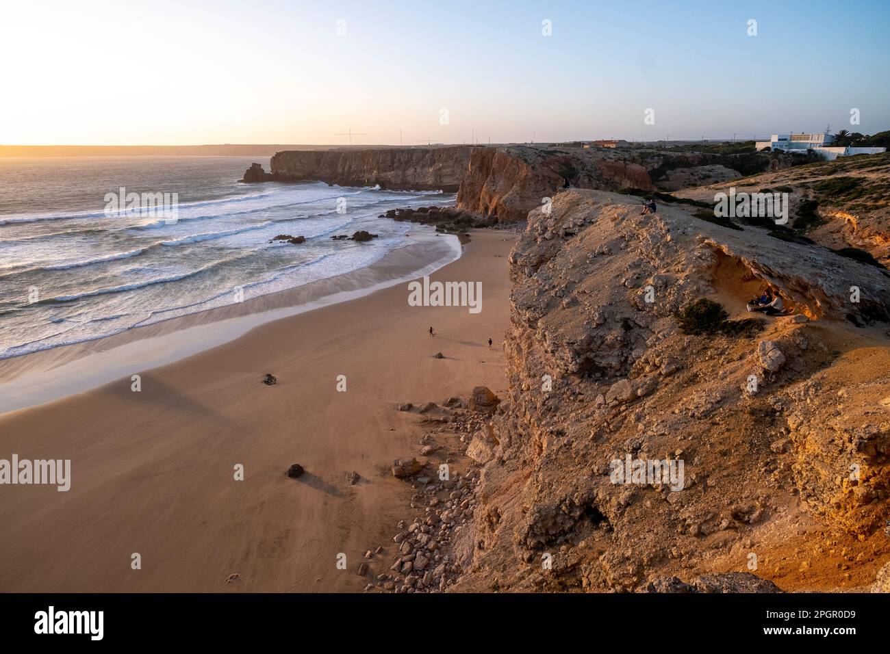 Surfen Sie bei Sonnenuntergang entlang der Algarve, Sagres, Portugal Stockfoto