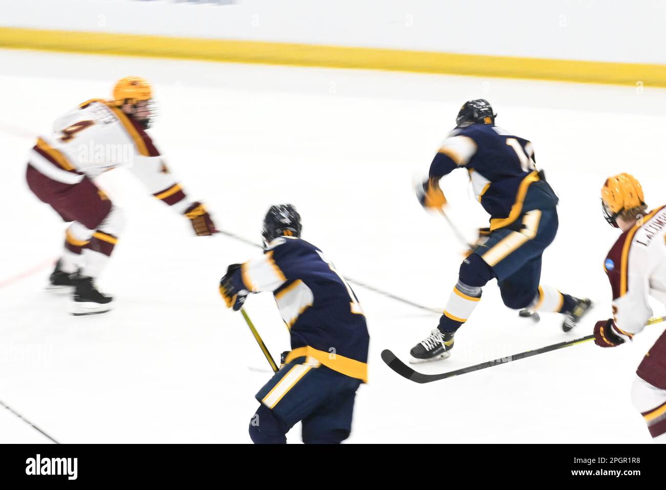 Fargo, ND, Donnerstag, 23. März 2023. Canisius Golden Griffins Forward Markus Boguslavsky (15) schießt den Puck während eines Spiels im West Regional des NCAA-Hockeyturniers zwischen den Canisius College Golden Griffins und der University of Minnesota Golden Gophers in der Scheels Arena in Fargo, ND, am Donnerstag, den 23. März 2023. Minnesota gewann 9:2. Von Russell Hons/CSM Stockfoto