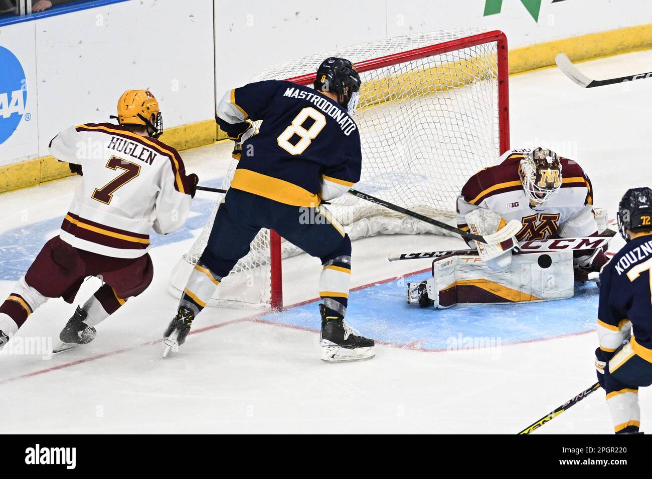 Fargo, ND, Donnerstag, 23. März 2023. Minnesota Gophers Torwart Justen Close (1) stoppt einen Wurf von Canisius Golden Griffins Forward Keaton Mastrodonato (8) während eines Spiels im West Regional des NCAA Männer Hockeyturniers zwischen den Canisius College Golden Griffins und der University of Minnesota Golden Gophers in der Scheels Arena in Fargo. AM Donnerstag, den 23. März 2023. Minnesota gewann 9:2. Von Russell Hons/CSM Stockfoto