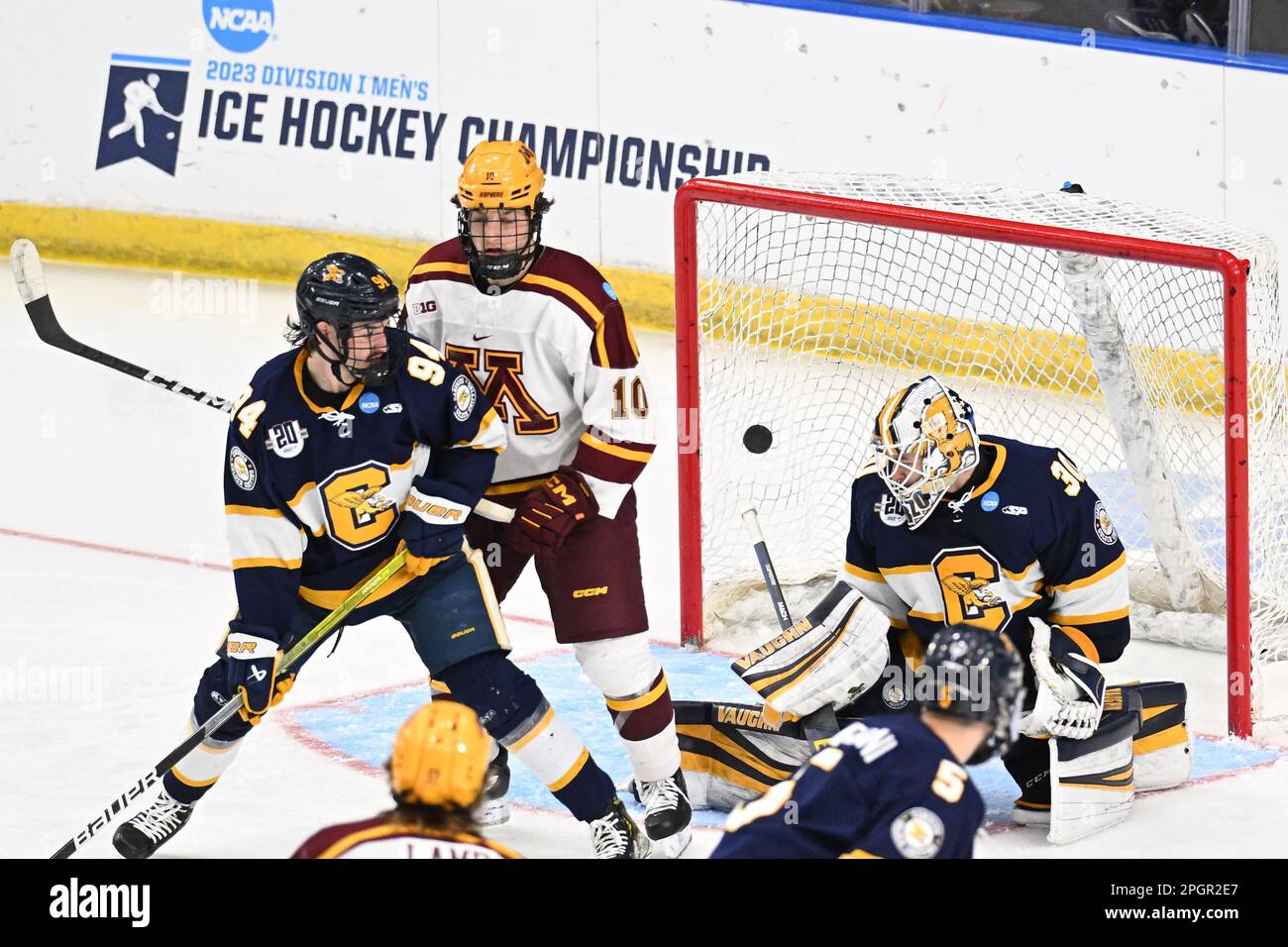 Fargo, ND, Donnerstag, 23. März 2023. Ein Schuss aus Minnesota segelt am Torwart Jacob Barczewski (30) von Canisius Golden Griffins vorbei, um während eines Spiels im West Regional des NCAA-Hockeyturniers zwischen den Canisius College Golden Griffins und der University of Minnesota Golden Gophers in der Scheels Arena in Fargo, ND, am Donnerstag, 23. März 2023. Minnesota gewann 9:2. Von Russell Hons/CSM Stockfoto