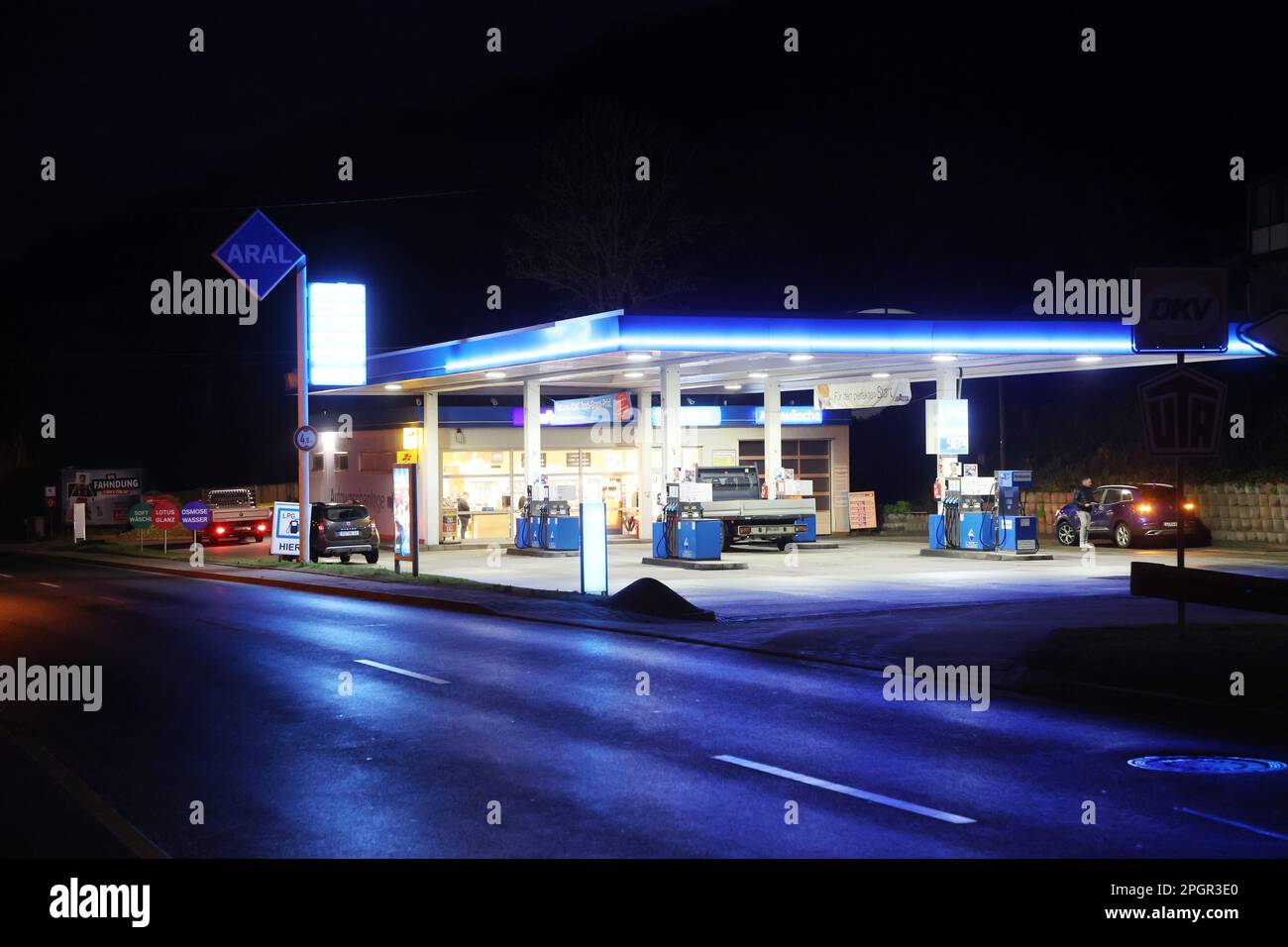 Rudolstadt, Deutschland. 24. März 2023. Autos werden auf dem Gelände einer Tankstelle geparkt. Kredit: Bodo Schackow/dpa/Alamy Live News Stockfoto