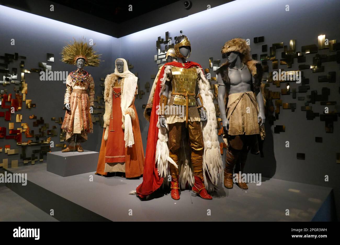 Los Angeles, Kalifornien, USA 23. März 2023 The Northern man Costumes at Art of the Costume Design in Film Exhibition at the Fashion Institute of Design Merchandising (FIDM) in Downtown LA am 23. März 2023 in Los Angeles, Kalifornien, USA. Foto: Barry King/Alamy Stock Photo Stockfoto