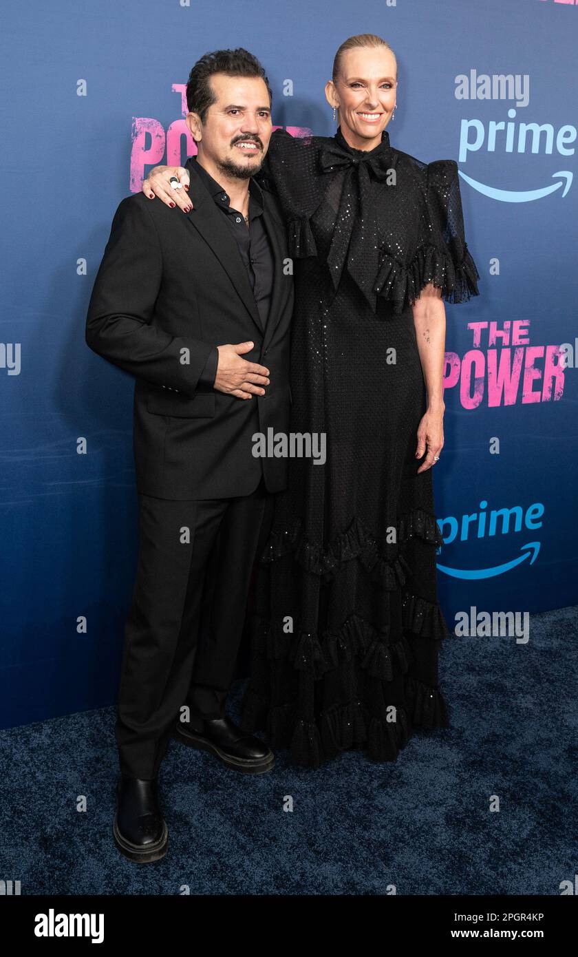 New York, USA. 23. März 2023. John Leguizamo und Toni Collette nehmen am 23. März 2023 an der Premiere der Amazon Prime Video-Serie The Power at DGA Theater in New York Teil. (Foto: Lev Radin/Sipa USA) Guthaben: SIPA USA/Alamy Live News Stockfoto