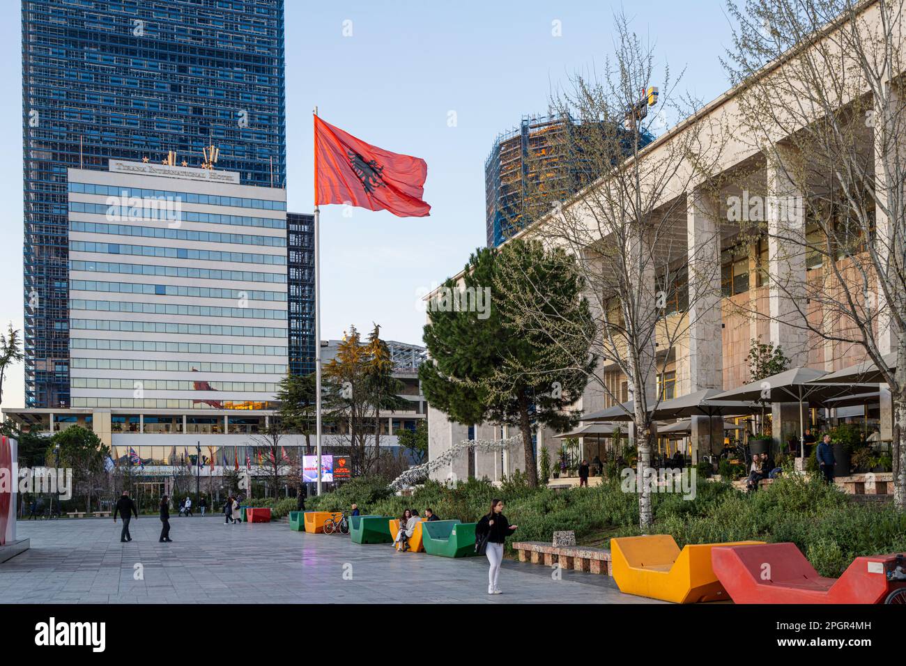 Tirana, Albanien. März 2023. Außenansicht des Nationaltheaters für Oper und Ballett in Tirana auf dem Skenderbej-Platz im Stadtzentrum Stockfoto