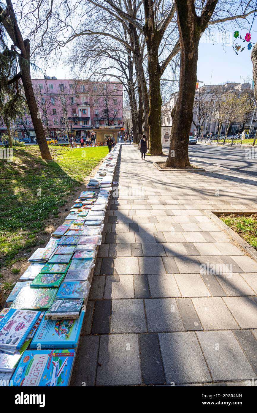 Tirana, Albanien. März 2023. Ein gebrauchter Buchhändler am Bürgersteig im Stadtzentrum Stockfoto